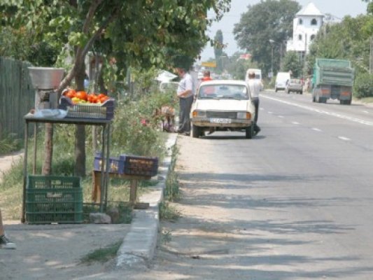 Vânzătorii ambulanţi de pe marginea drumului, interzişi de Codul Rutier
